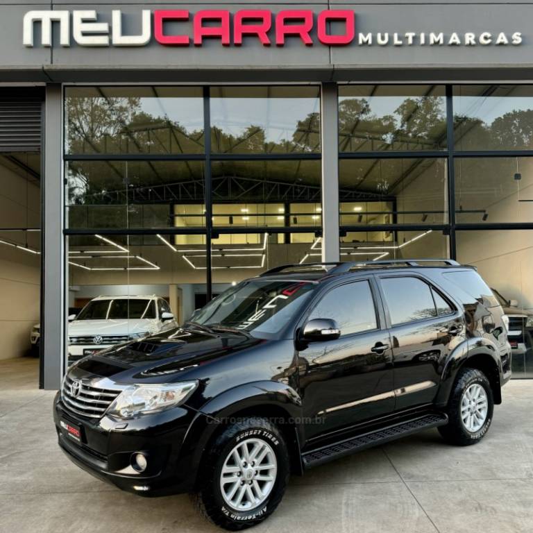 TOYOTA - HILUX SW4 - 2014/2015 - Preta - R$ 158.900,00