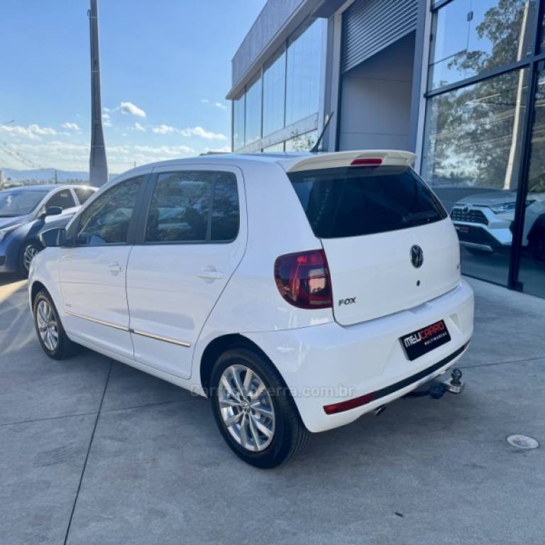 VOLKSWAGEN - FOX - 2012/2013 - Branca - R$ 41.900,00