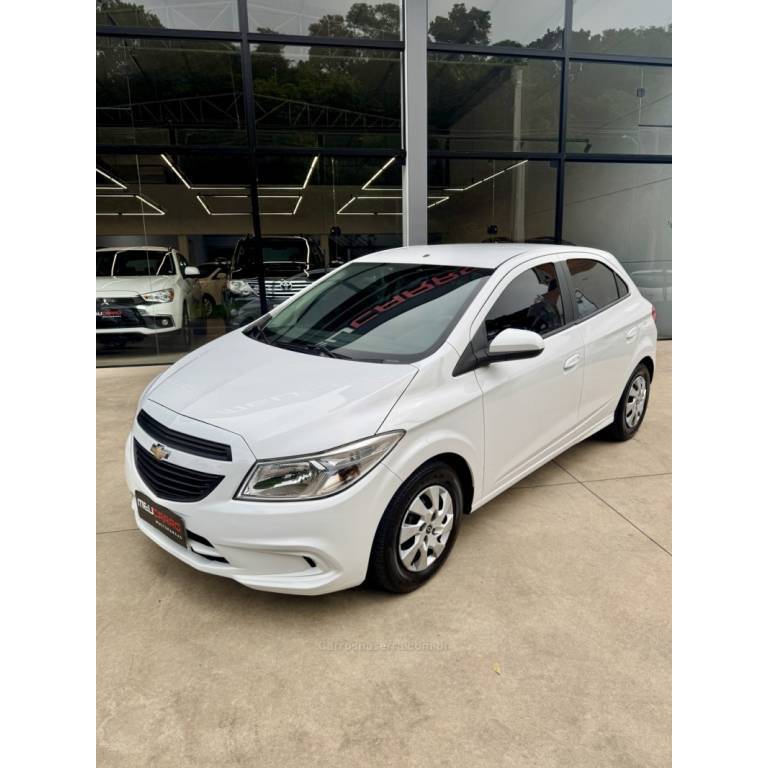 CHEVROLET - ONIX - 2017/2018 - Branca - R$ 52.900,00