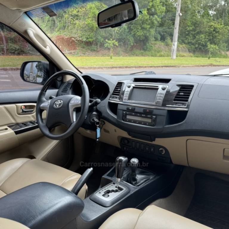 TOYOTA - HILUX SW4 - 2014/2014 - Branca - R$ 148.900,00