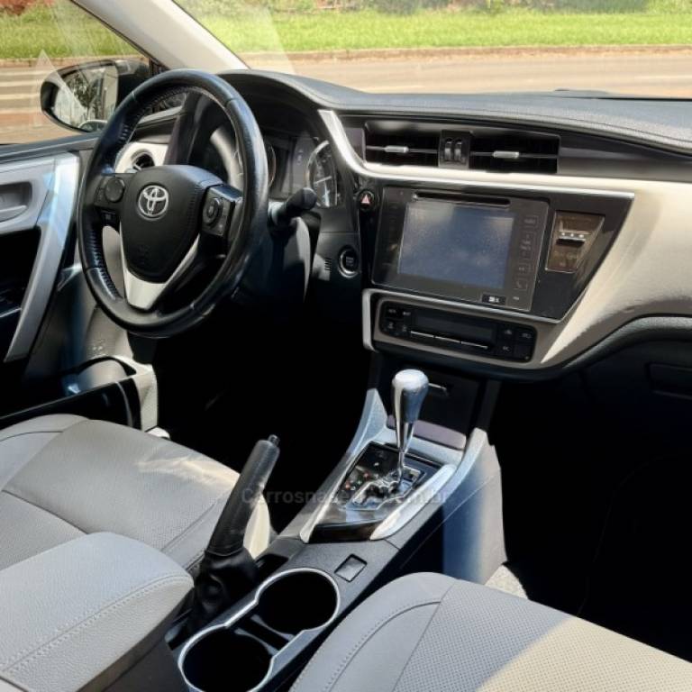 TOYOTA - COROLLA - 2017/2018 - Prata - R$ 105.900,00