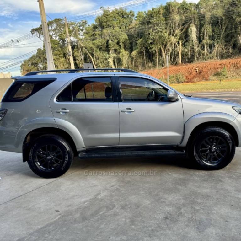 TOYOTA - HILUX SW4 - 2015/2015 - Prata - R$ 119.900,00