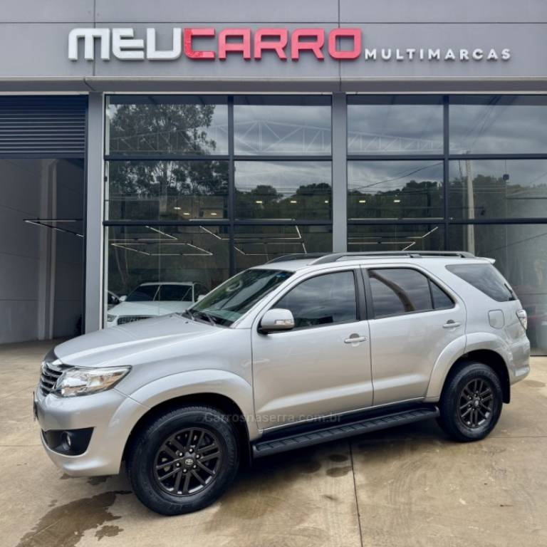 TOYOTA - HILUX SW4 - 2015/2015 - Prata - R$ 119.900,00