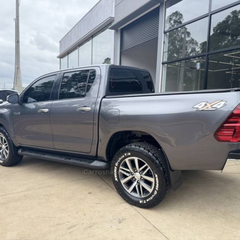 TOYOTA - HILUX - 2019/2019 - Cinza - R$ 198.900,00
