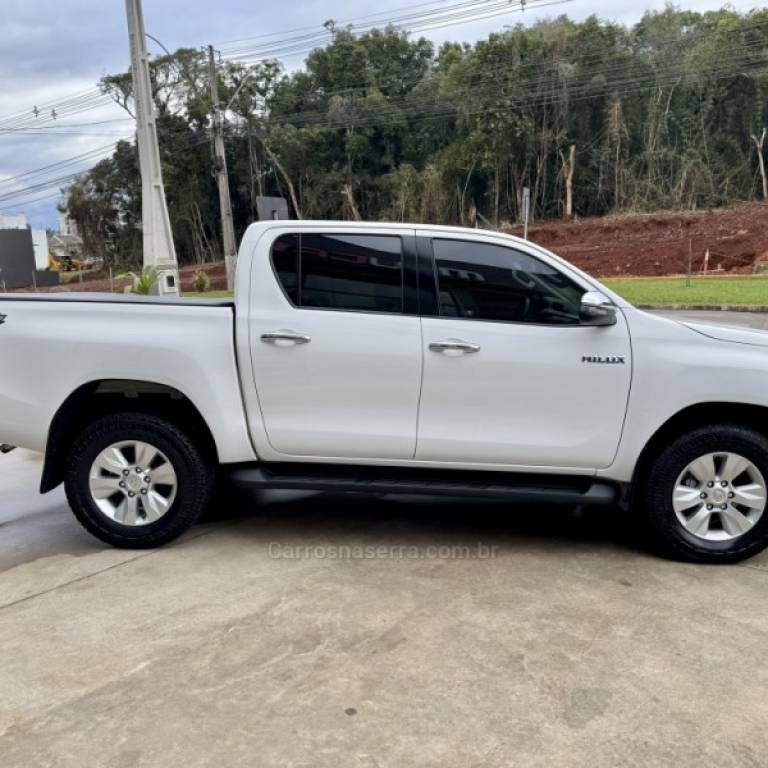 TOYOTA - HILUX - 2019/2020 - Branca - R$ 189.900,00