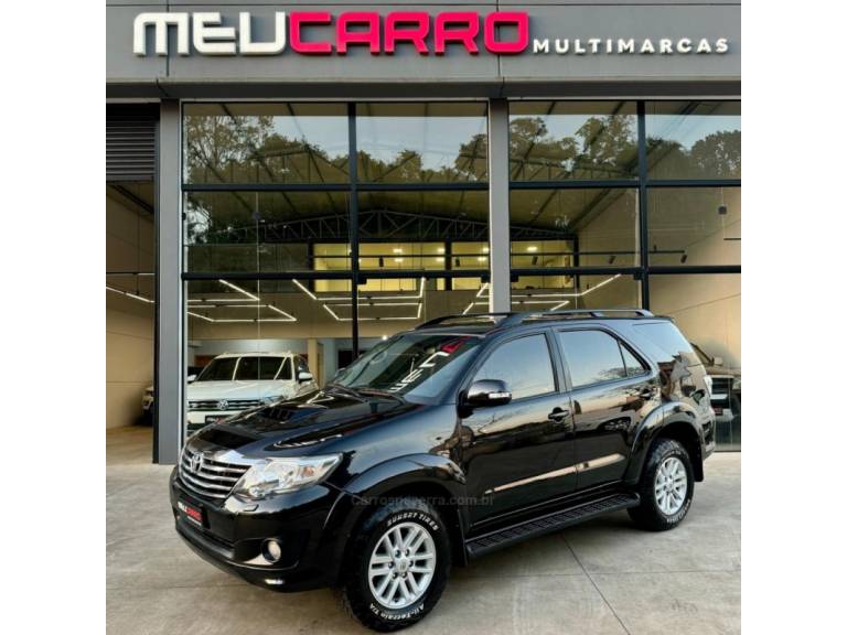 TOYOTA - HILUX SW4 - 2015/2015 - Preta - R$ 158.900,00