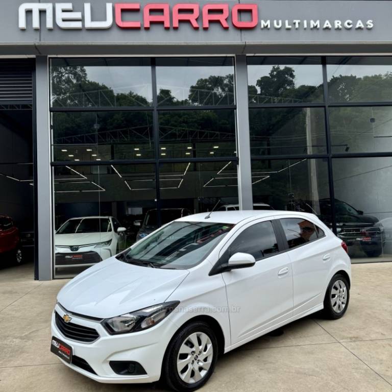 CHEVROLET - ONIX - 2017/2018 - Branca - R$ 68.900,00