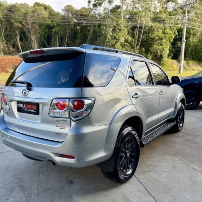TOYOTA - HILUX SW4 - 2015/2015 - Prata - R$ 119.900,00