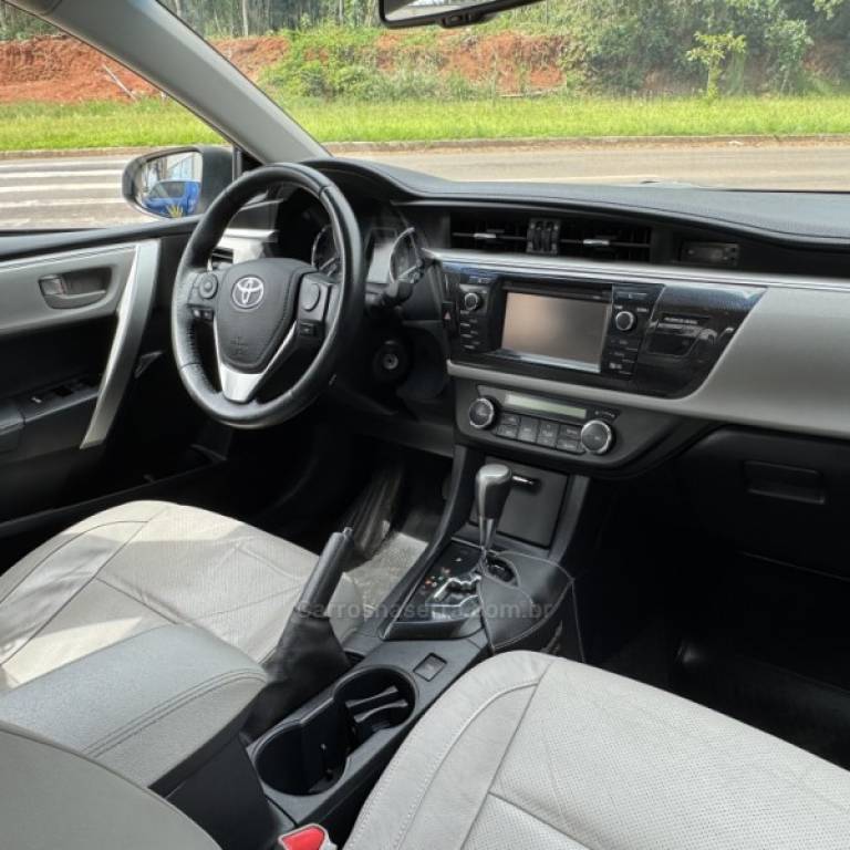 TOYOTA - COROLLA - 2014/2015 - Prata - R$ 89.900,00