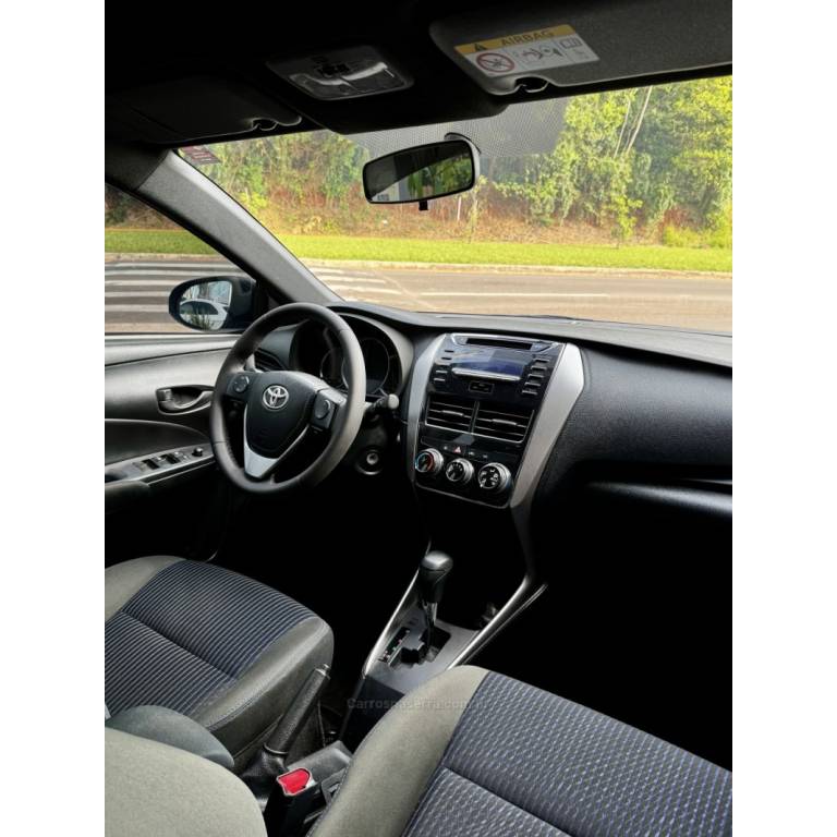 TOYOTA - YARIS - 2020/2020 - Branca - R$ 79.900,00