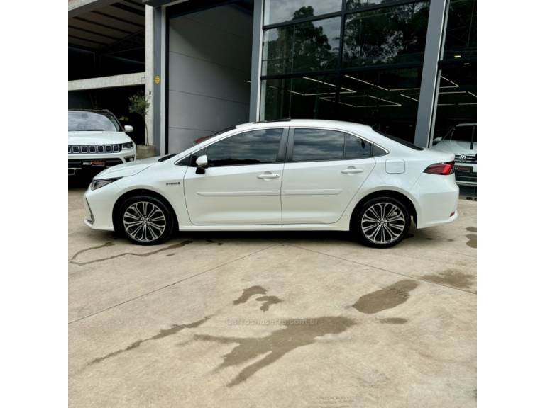 TOYOTA - COROLLA - 2020/2021 - Branca - R$ 139.900,00