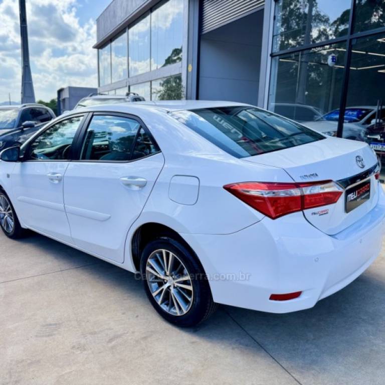 TOYOTA - COROLLA - 2014/2015 - Branca - R$ 88.900,00