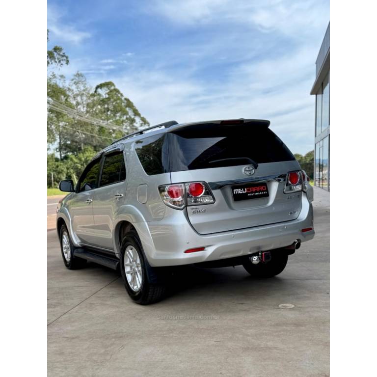 TOYOTA - HILUX SW4 - 2012/2012 - Prata - R$ 139.900,00