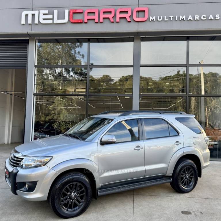 TOYOTA - HILUX SW4 - 2015/2015 - Prata - R$ 119.900,00