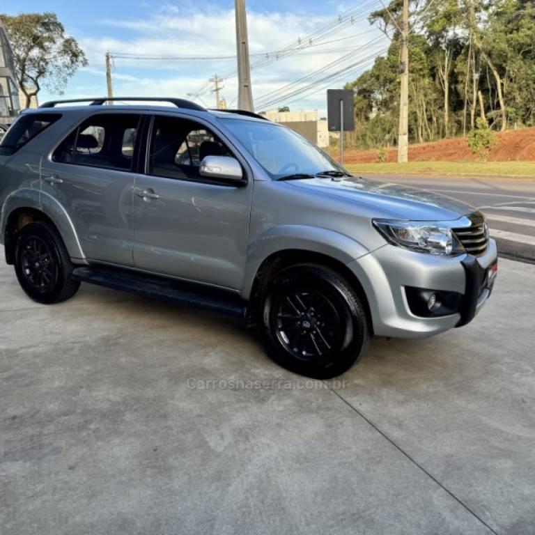 TOYOTA - HILUX SW4 - 2015/2015 - Prata - R$ 119.900,00