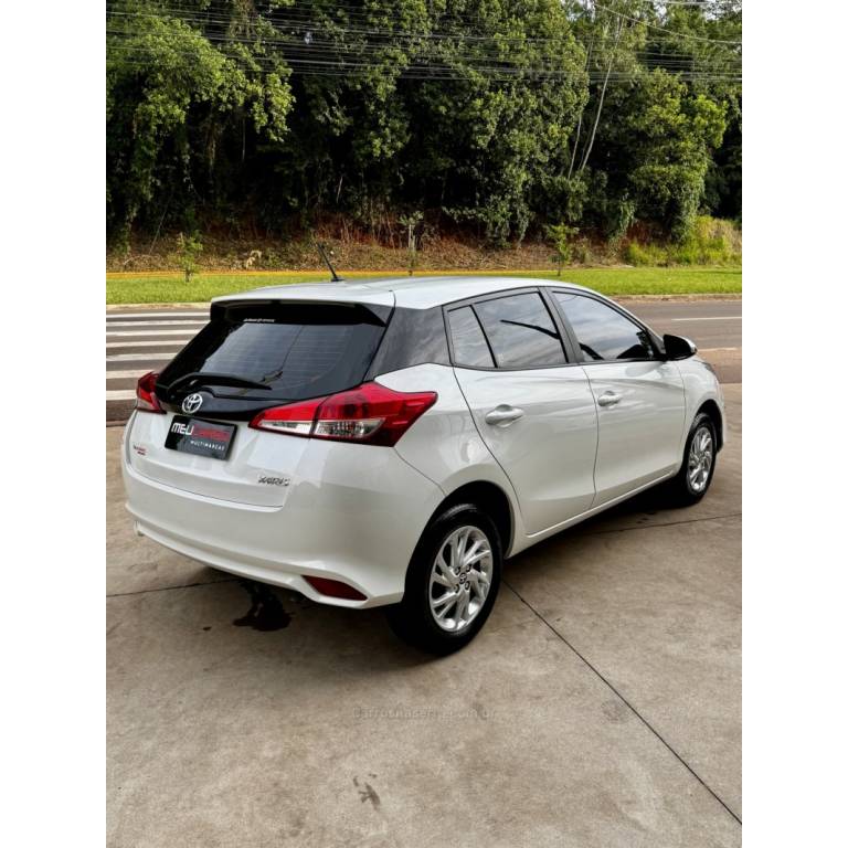TOYOTA - YARIS - 2020/2020 - Branca - R$ 79.900,00