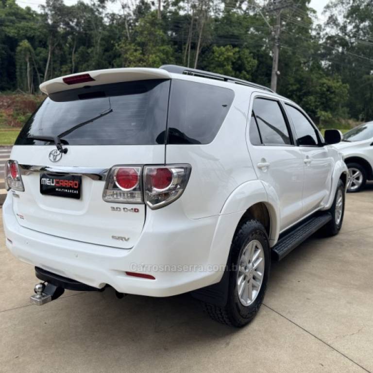 TOYOTA - HILUX SW4 - 2014/2014 - Branca - R$ 148.900,00