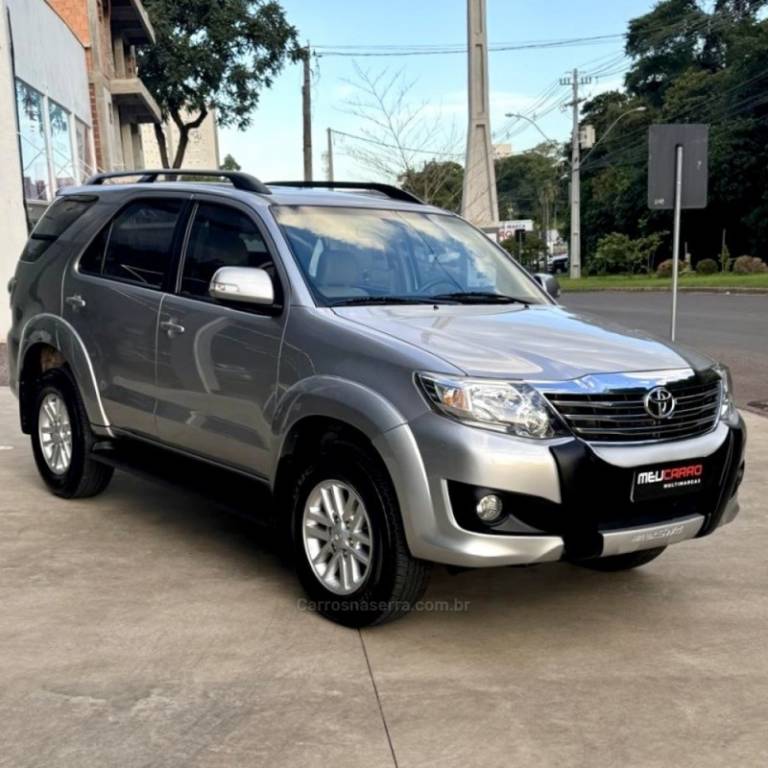 TOYOTA - HILUX SW4 - 2014/2015 - Prata - R$ 119.900,00